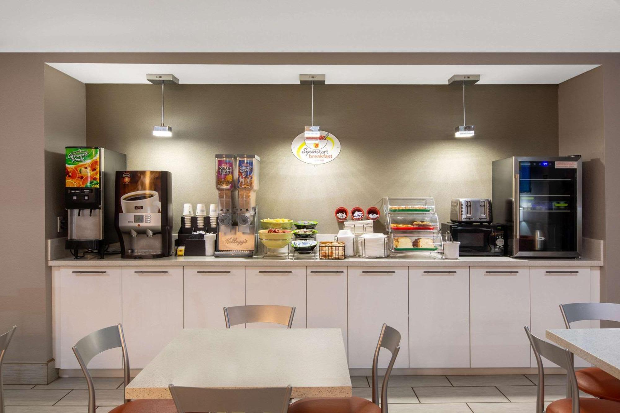 Hotel Super 8 By Wyndham 2*