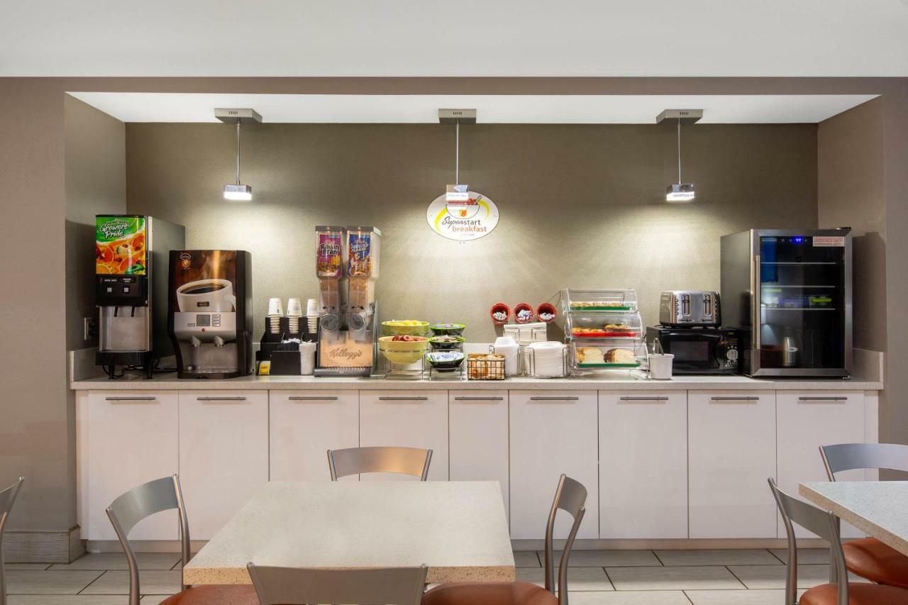 Super 8 By Wyndham Ottawa