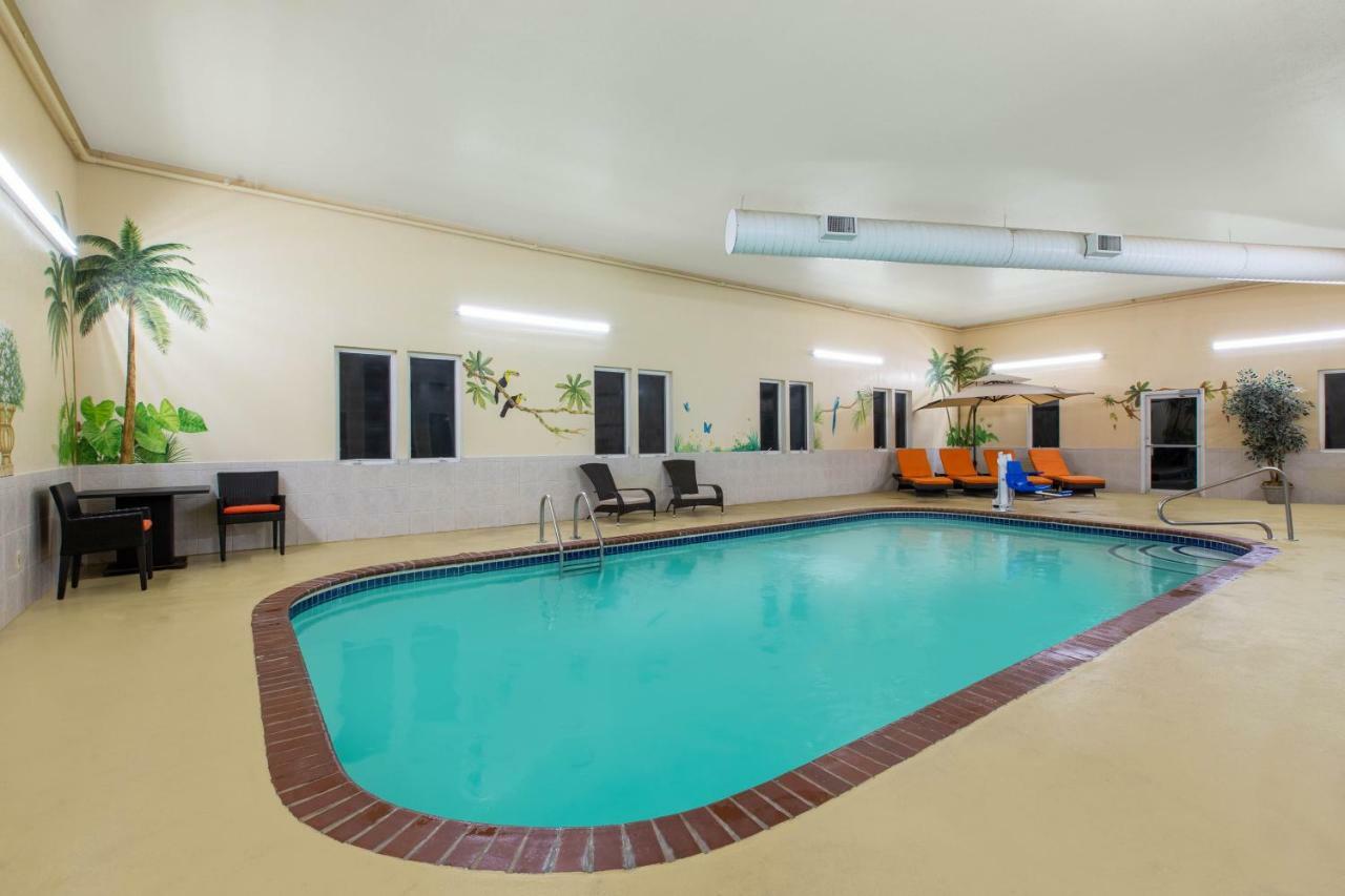 Super 8 By Wyndham Hotel Ottawa